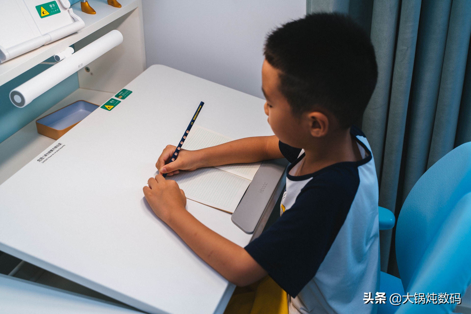黑白调儿童学习桌星空款,儿童学习桌到底是不是智商税