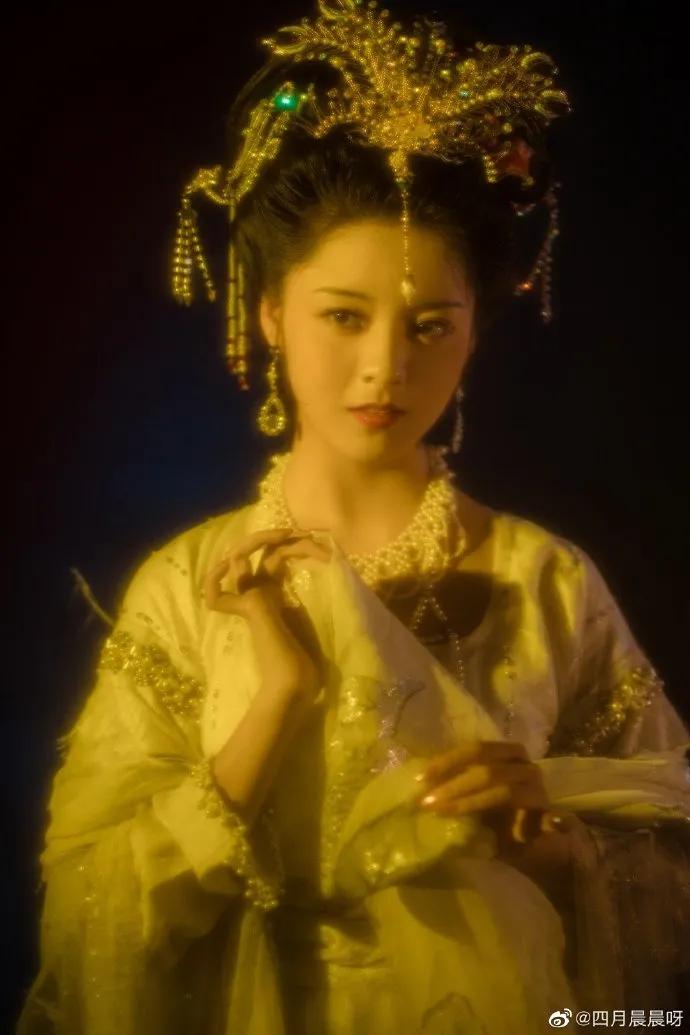 00后女孩演绎四大名著美女，凭一个造型火出圈，200万网友点赞