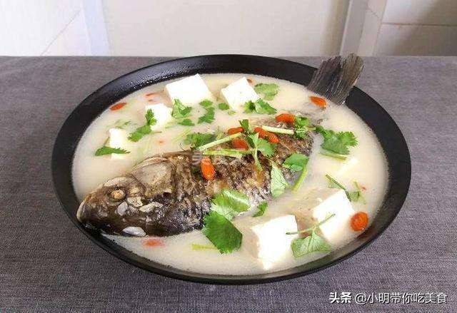 炖鱼放什么调料汤白又好吃,炖鱼怎么炖才能发白汤
