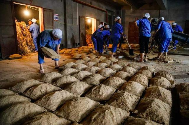 纯粮酿造白酒一斤成本多少钱,御粮春生酱香型白酒多少钱一瓶