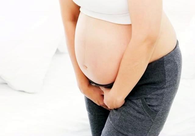 孕妇大小便失禁遭老公嫌弃,孕妇让座被大爷骂完整视频