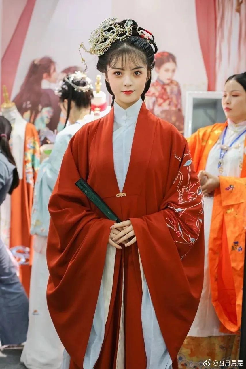 00后女孩演绎四大名著美女，凭一个造型火出圈，200万网友点赞