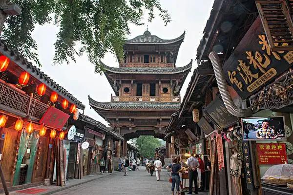 我喜欢去古镇，喜欢它那安详而宁静的气息