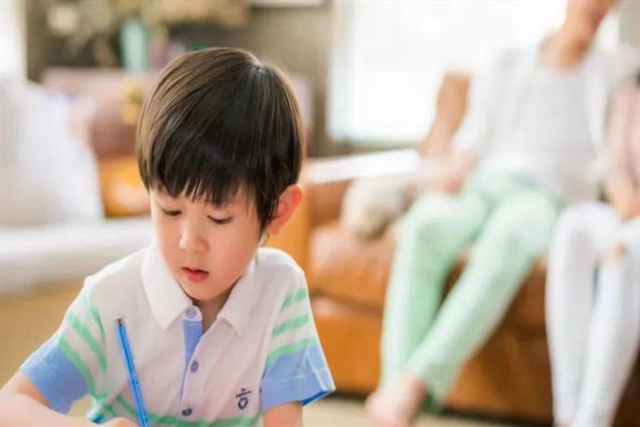 幼儿园孩子被欺负不敢还手怎么办,怎样知道孩子在幼儿园受不受欺负