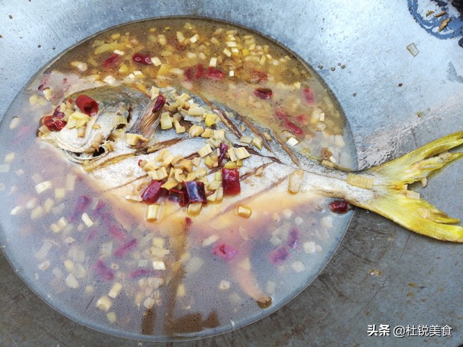 鲁菜熏鲳鱼最正宗的做法,鲳鱼浙江最正宗的做法