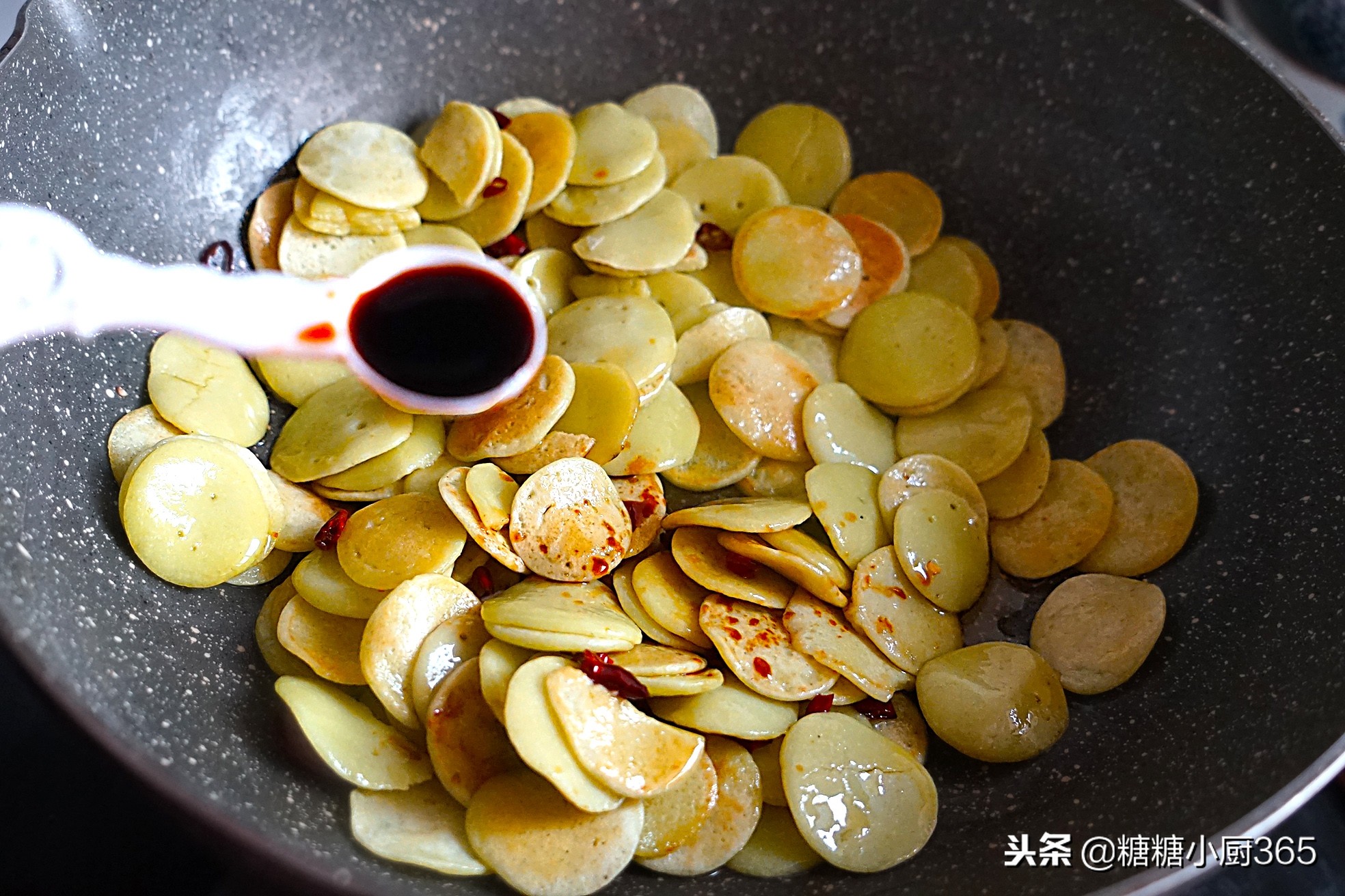 绿豆饼怎么炒不粘锅又好吃,绿豆饼搭配什么炒好吃