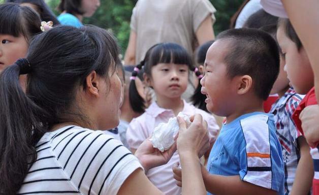 儿子在幼儿园被欺负爸爸的做法,在幼儿园被别人欺负如何正确解决