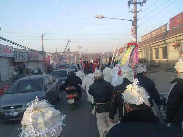 路上开车遇到殡葬车怎么办,开车时误入送殡的车队怎么办