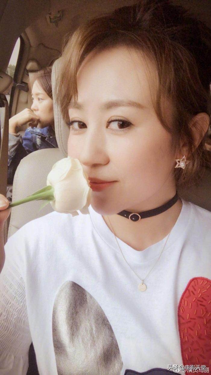 马丽微博晒美照，蜕去喜剧演员的丑萌，状态好似十八岁美少女
