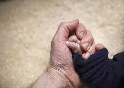 单亲爸爸带女儿怎么选择再婚,单亲爸爸再婚有多难