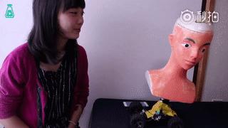 这个日本妹子为找男友发明200个沙雕玩意儿，设计师都没她脑洞大