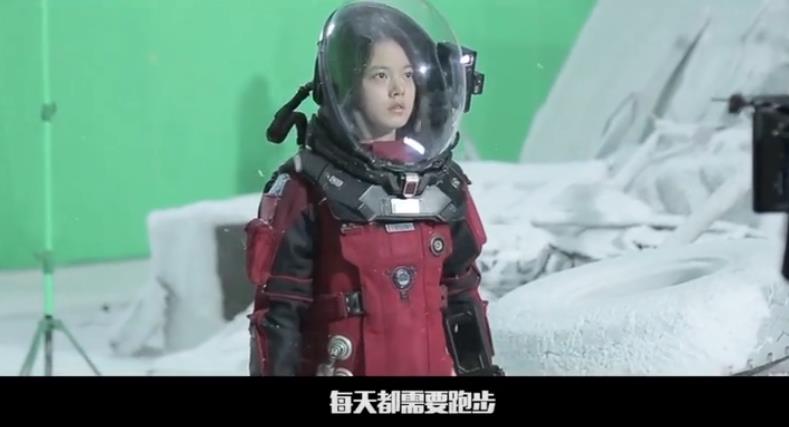 《流浪地球》中的朵朵，长得比关晓彤还美，网友：这孩子必火！