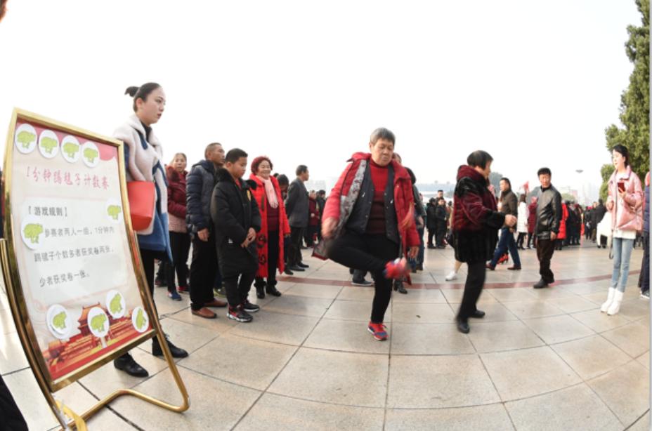 广元市老城小西街嘉陵广场,看看广场有多热闹