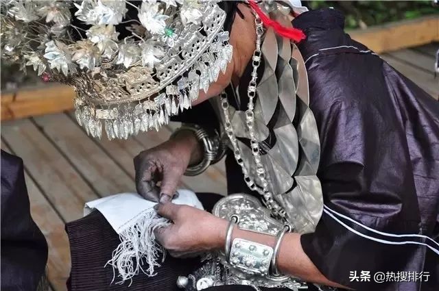 苗族歌手张丽娅邀请你：这个春天，我们相聚苗族锡绣发源地！