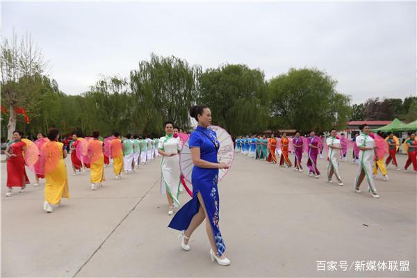 众佳丽赏千年牡丹旗袍秀塑流动风景郝小学