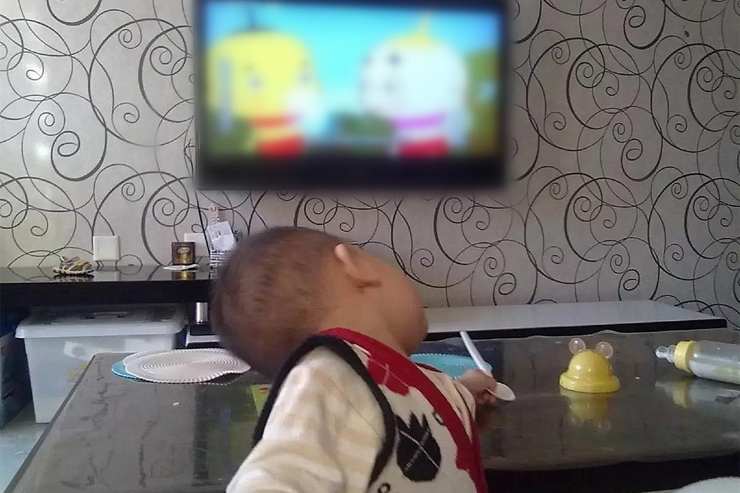 看电视对孩子的危害真实性,不要让孩子看电视有什么好处