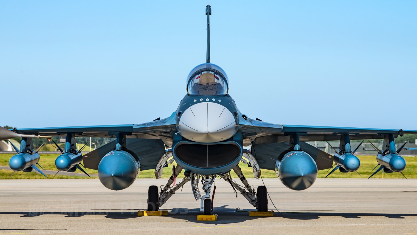 擅长对海作战的F2战斗机补习空战技能用力过猛葬身海底
