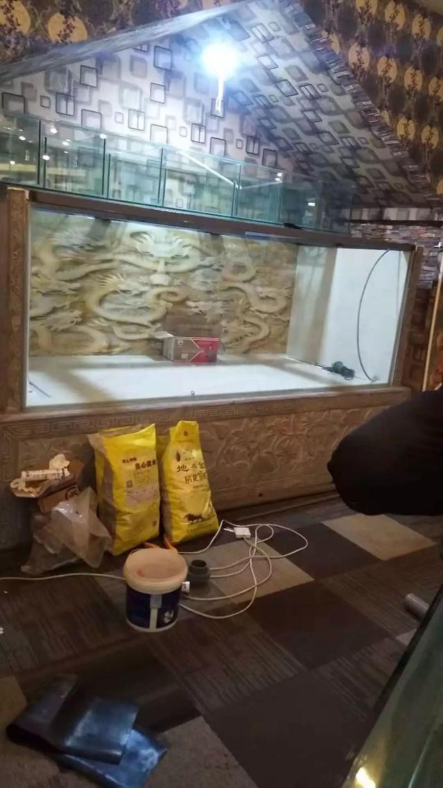 用3毫米玻璃粘的鱼缸,用大理石粘小型鱼缸