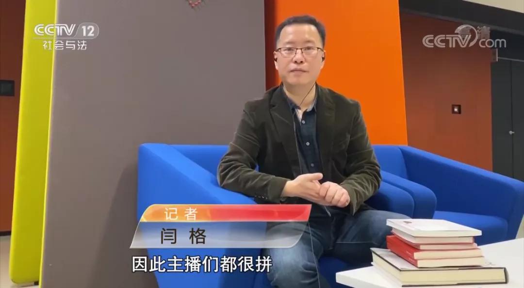 面对民警，女主播竟要脱衣示范是如何进行色情直播的？！