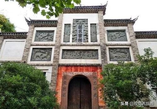 依辰溪而立，门口正对渡口，两岸往来络绎不绝，湖南麻阳满氏宗祠