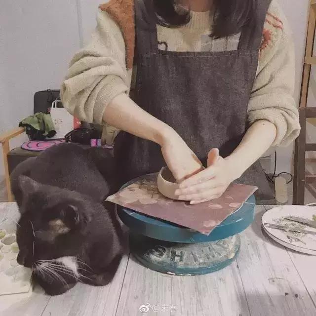 她笔下的女人韵味十足,他笔下的女子美得倾国倾城