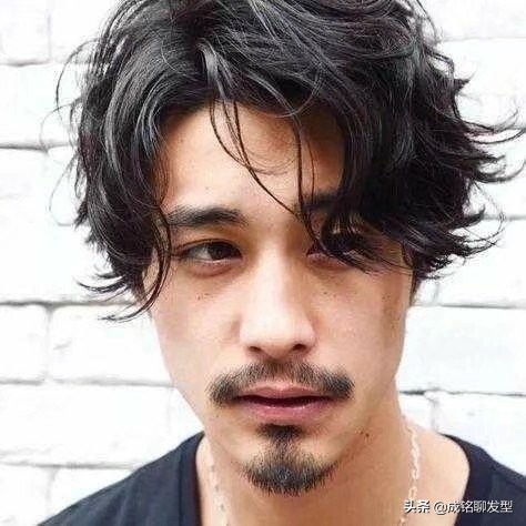 头发硬的男生适合什么发型帅气,头发多硬粗男生适合什么发型
