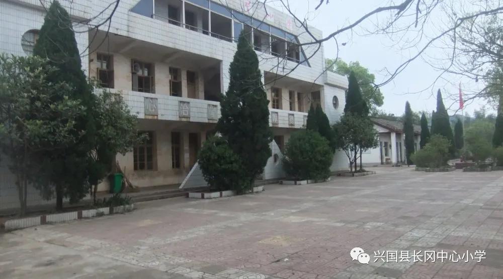 兴国县长冈中心小学一级教师阙文彬：情系秀水花开满园