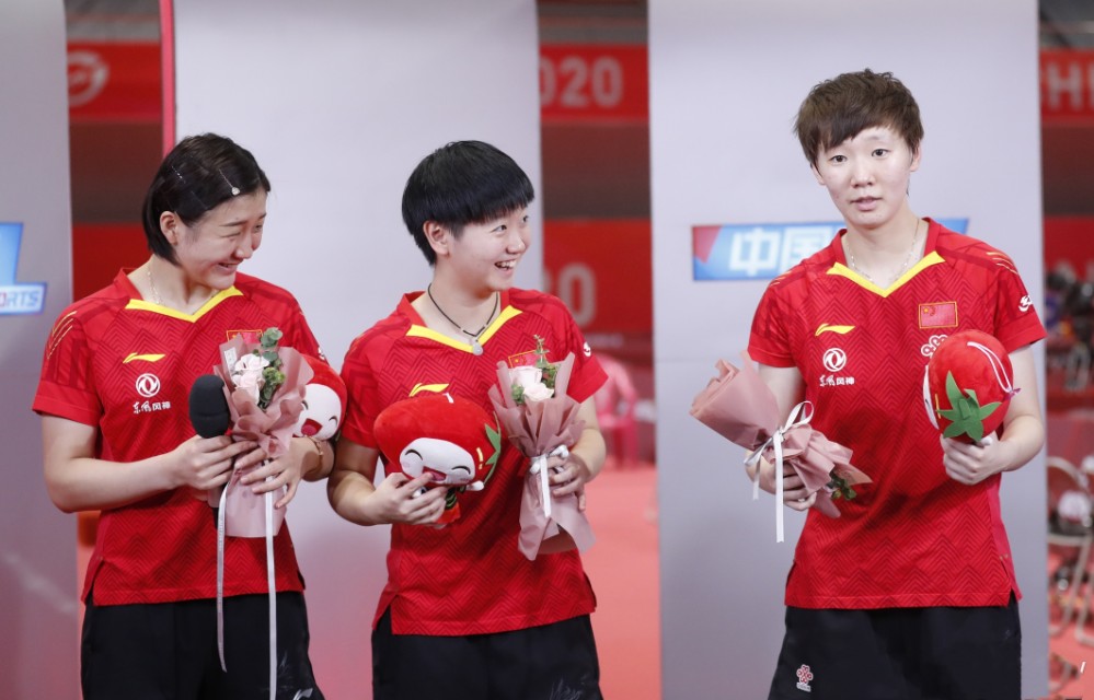 好闺蜜自拍的标准！莎莎：开美颜了吗？夺冠后的三金花合影很美！