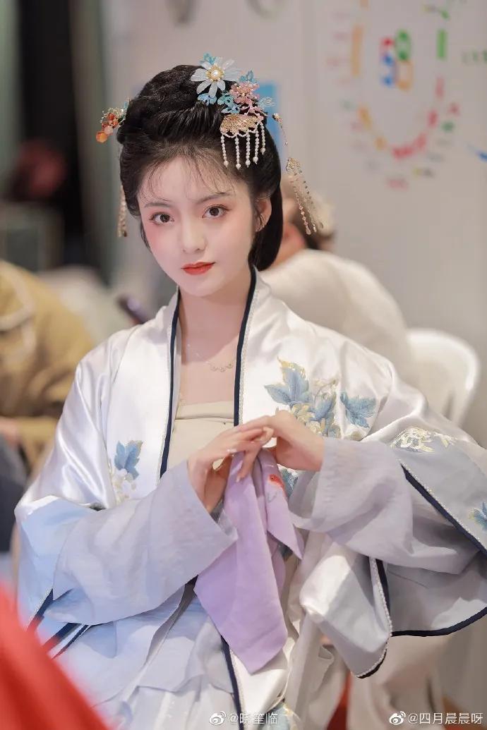 00后女孩演绎四大名著美女，凭一个造型火出圈，200万网友点赞