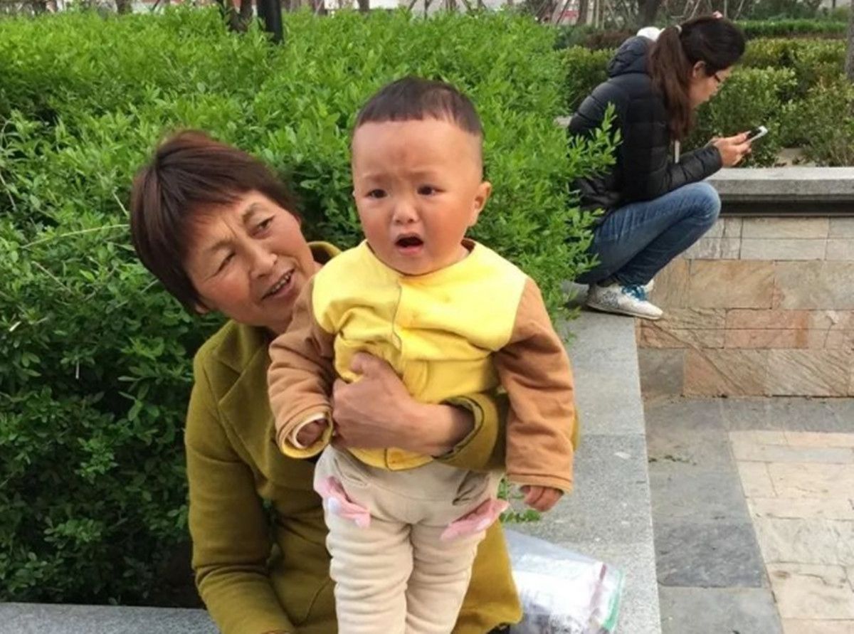 宝宝认生看到人就哭怎么办,婴儿见生人就哭是胆小吗