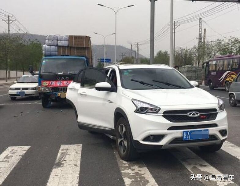 高速路段轻卡追尾瑞麒G5，网友：奇瑞版“小坦克”不是吹出来的