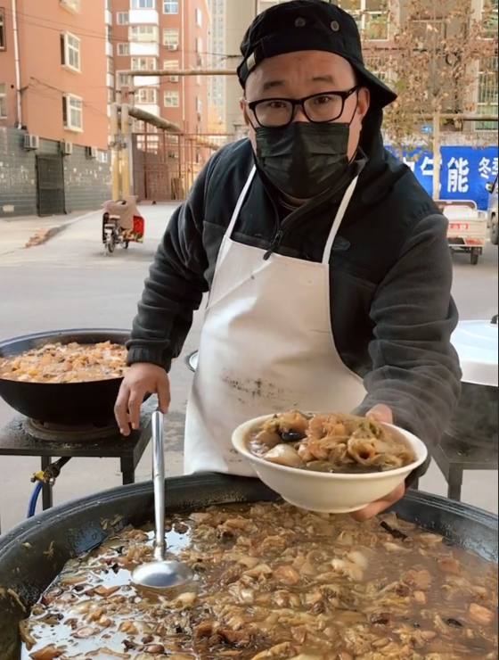 小伙在街头卖大锅菜，一碗5块，生意火爆，小伙称一年赚一套房！