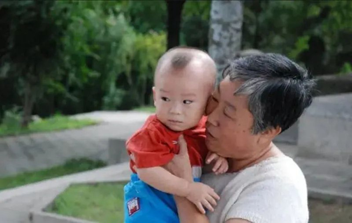 宝宝认生看到人就哭怎么办,婴儿见生人就哭是胆小吗