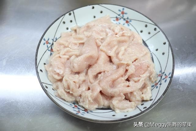 三伏天做水煮肉，一个小妙招，让你手工切出薄如蝉翼的完整肉片