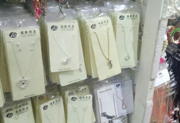 教你们如何去逛2元店,女子逛2元店