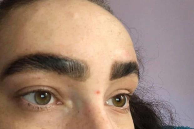 英国女子整容超百次,英国女子纹眉毛