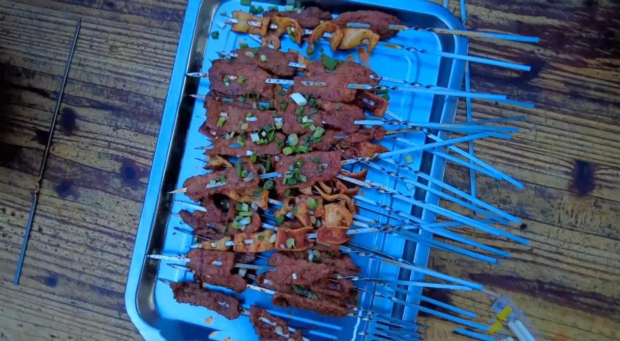 成都一家几十年老街地道烧烤,老街烧烤多少钱一个
