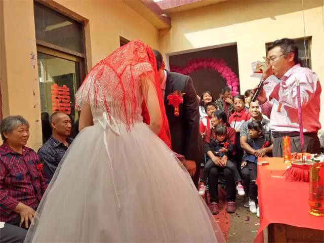 岳母抢新娘红包,婚礼当天岳母索要天价彩礼