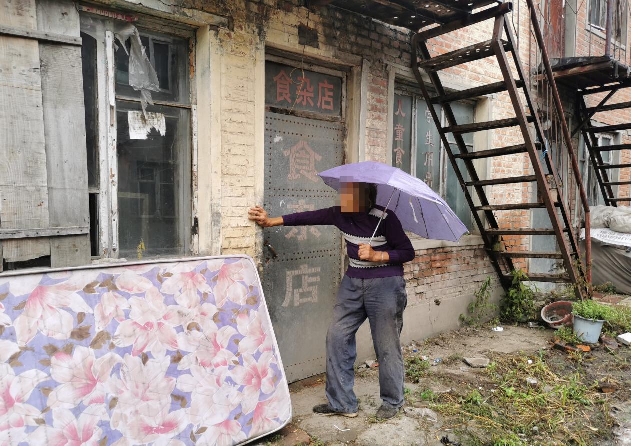 起底哈尔滨性侵5岁女童嫌犯“傻六子”：几乎天天酗酒，事发前喝了两瓶老白干，与养母靠捡废品为生