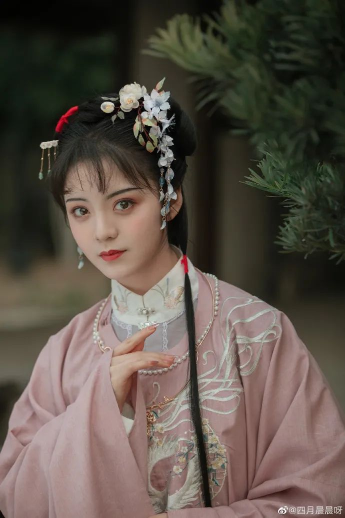 00后女孩演绎四大名著美女，凭一个造型火出圈，200万网友点赞