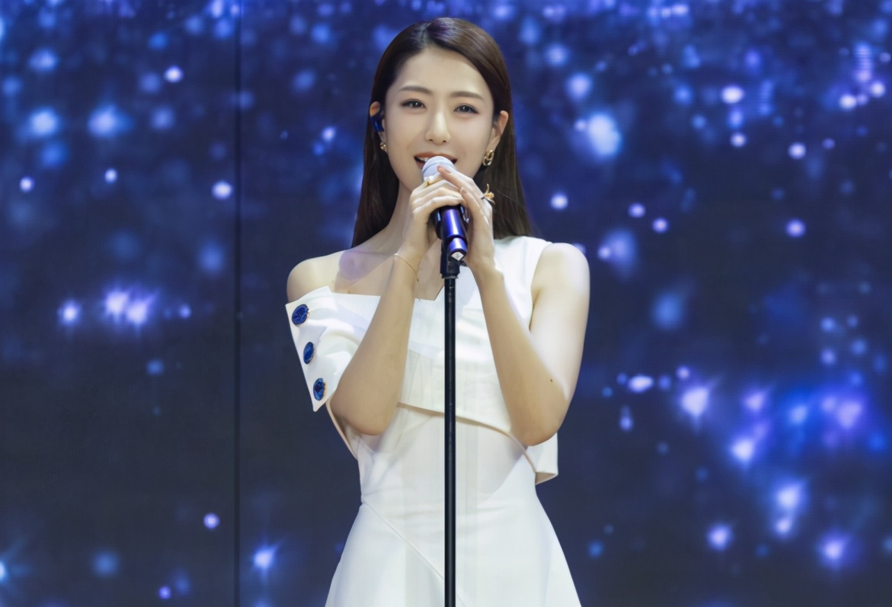 女明星舞台突发礼服事故,韩国女明星礼服意外脱落死亡