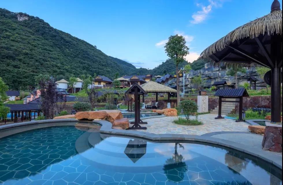 韶关的世外桃源，泡巴厘岛温泉，观小黄果树瀑布，享山景无边泳池