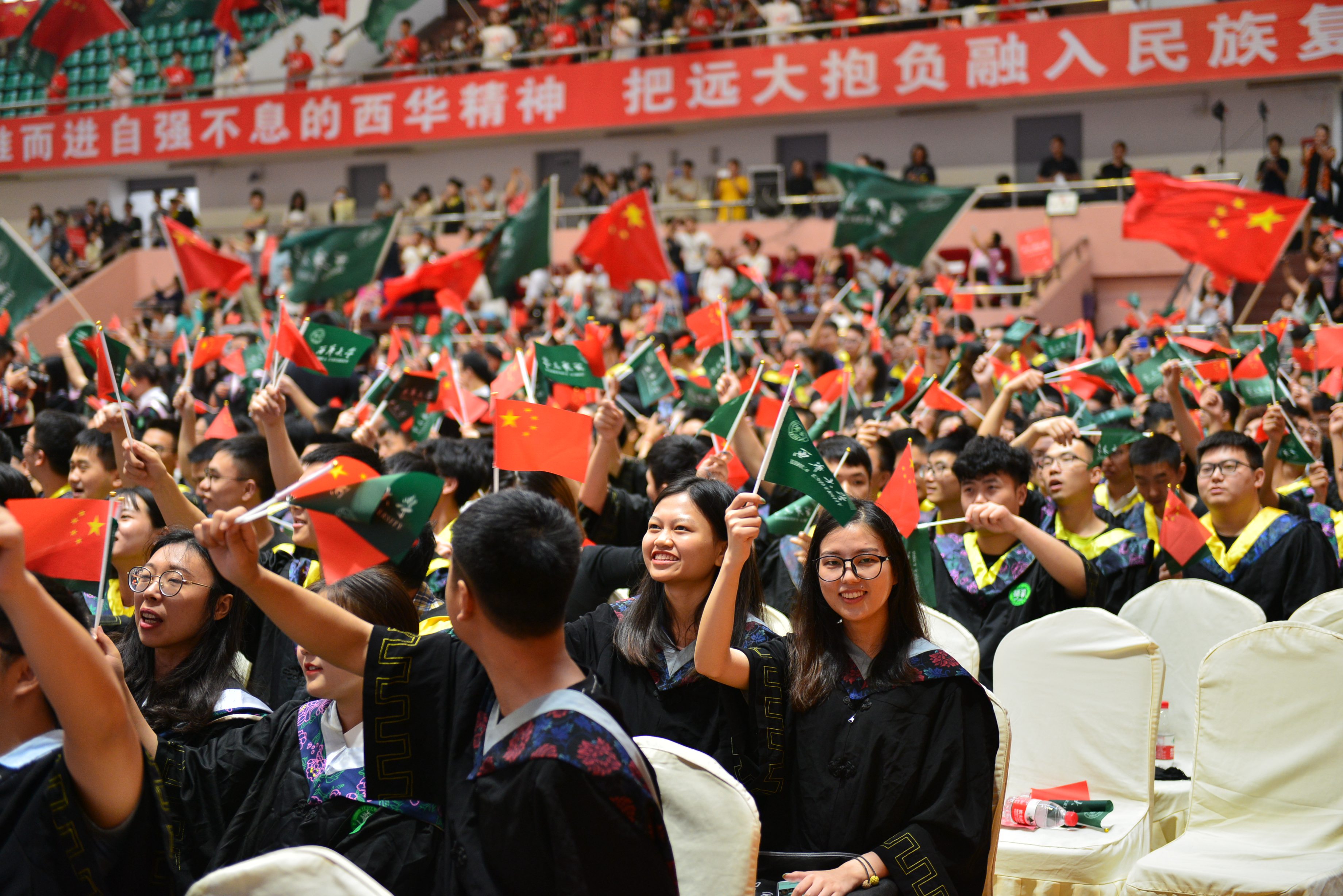 西华大学举行毕业典礼，校领导成了毕业生们的模特